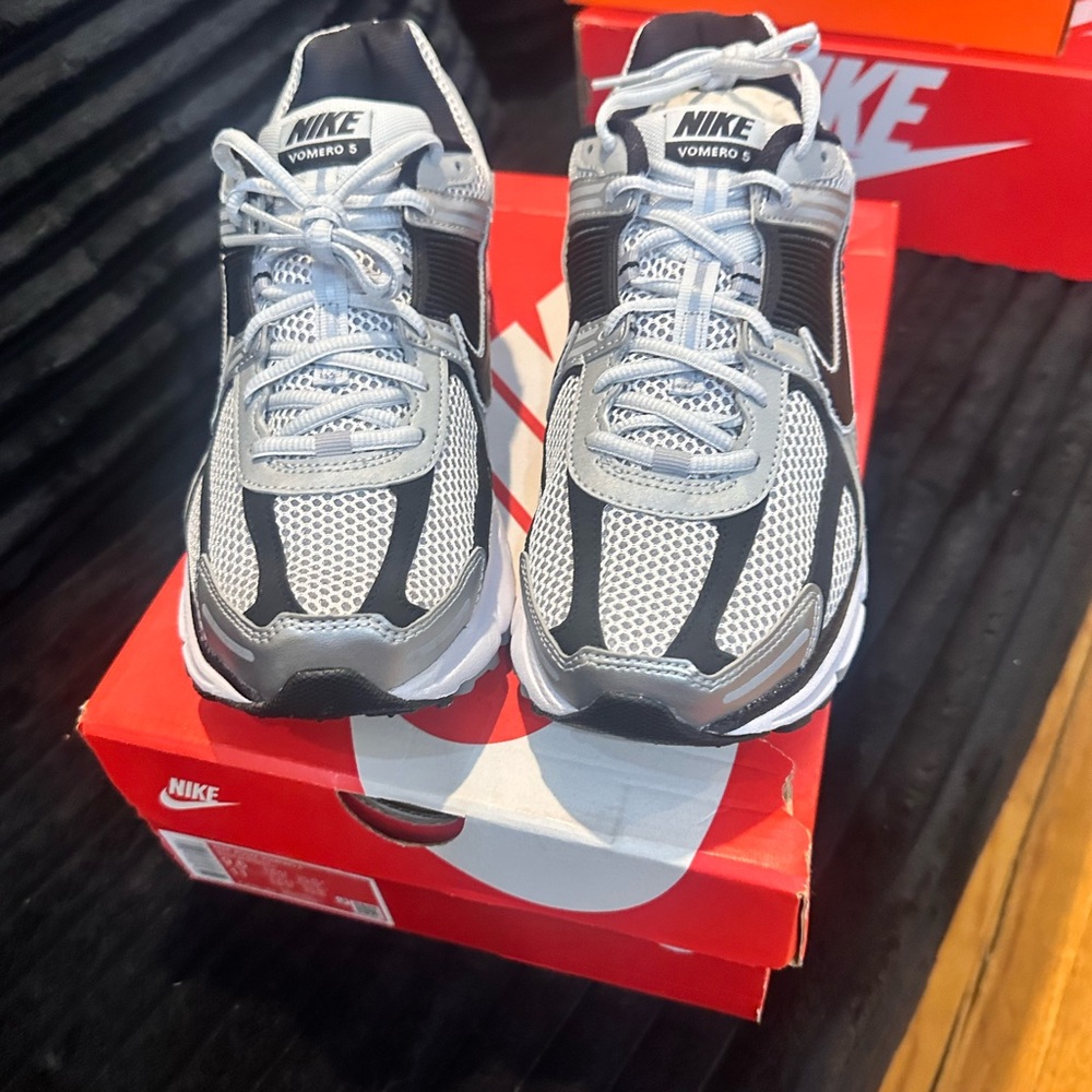 NIKE ZOOM VOMERO 5 -BRAND NEW